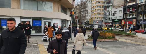 Eskişehir’de kural tanımayan yayalar trafiği tehlikeye atıyor!