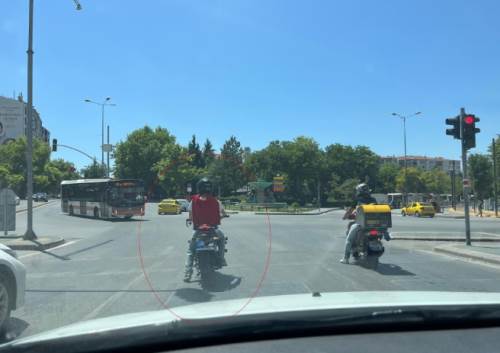 Eskişehir’de kural tanımaz motosiklet sürücüsü tepki çekti