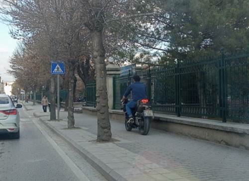 Eskişehir'de kural tanımaz sürücü yayaları hiçe saydı!