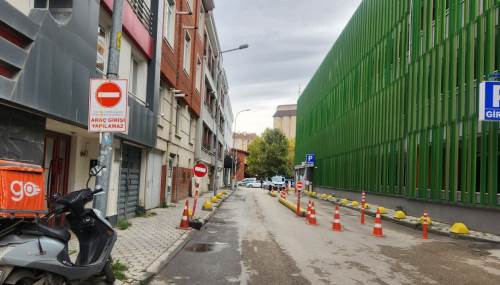 Eskişehir’de kural tanımaz sürücüler sokağı tabelalarla doldurdu!