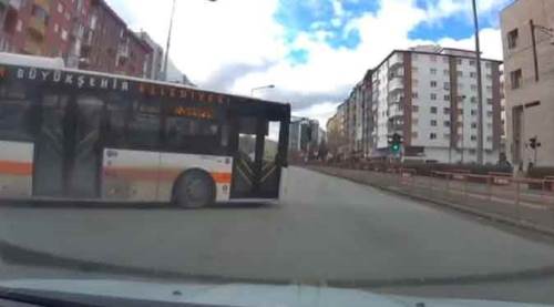 Eskişehir'de kuralları hiçe saydı, kazaya davetiye çıkardı!