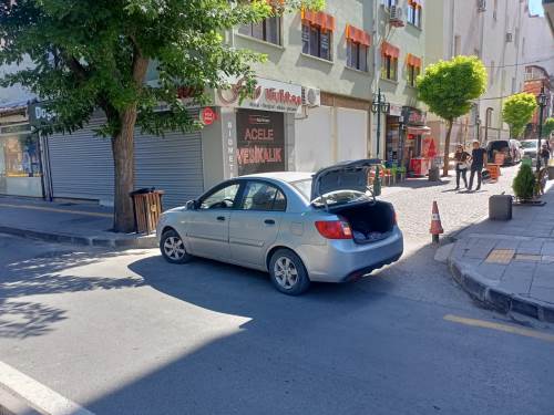 Eskişehir'de kuralsız parklar yaya ve araç trafiğini zorluyor!