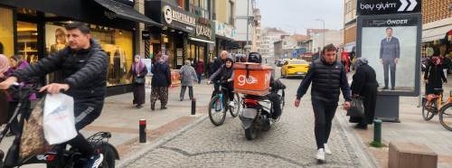 Eskişehir’de kuralsız sürüş yayaları tedirgin ediyor
