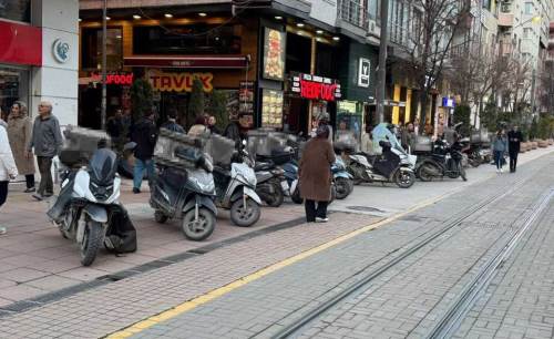 Eskişehir’de kurye kaosu: Motosikletler vatandaşları çileden çıkarıyor