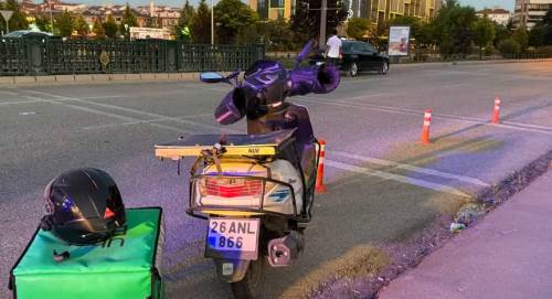 Eskişehir’de kuryeyi kovalayan köpek kazaya neden oldu