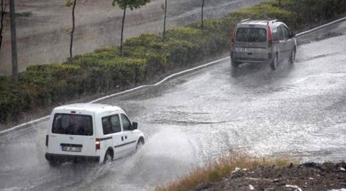 Eskişehir'de kuvvetli yağış: Araçlar yollarda kaldı