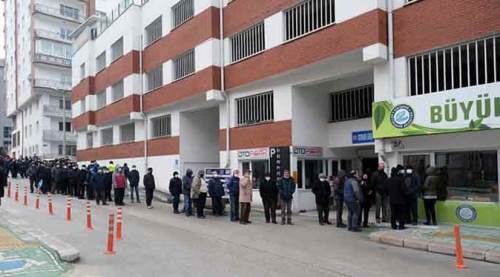 Eskişehir'de kuyrukların sonu gelmedi: Tam 100 bin paket!