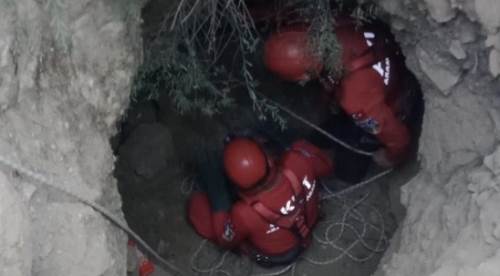 Eskişehir'de kuyuya düştü, yardımına onlar koştu!