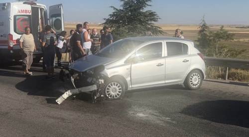 Eskişehir’de lastiği patlayan araç bariyerlere girdi: 1’i çocuk 3 yaralı