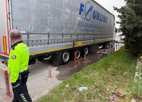 Eskişehir'de lastiği patlayan tır son anda faciadan döndü