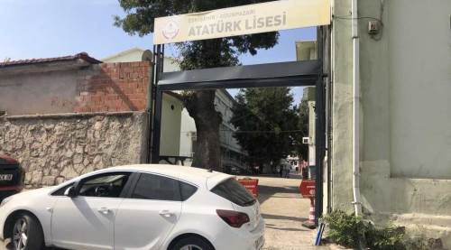 Eskişehir'de lise önünde ilginç kaza: Sürücü zarar verip gitti...