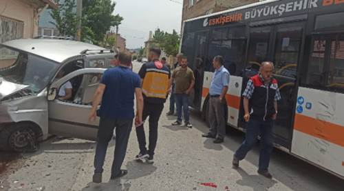 Eskişehir’de maddi hasarlı kaza: Otobüsle ticari araç çarpıştı!