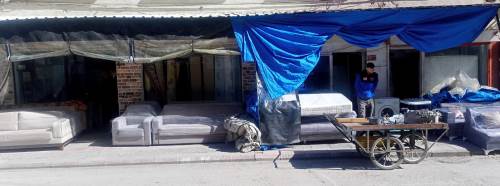 Eskişehir'de mağaza kaldırımı işgal etti: Yayalar yola indi!