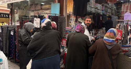 Eskişehir’de mağaza önlerinde indirim hareketliliği