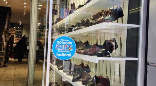 Eskişehir’de mağazalar indirimle müşteri bekliyor