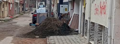 Eskişehir’de mahalle arasında inşaat kumu engeli