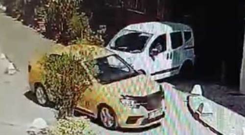 Eskişehir'de mahalleli bu sese koştu: Apartmanın duvarına...