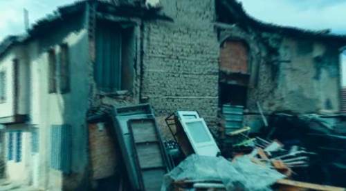 Eskişehir'de mahallelinin korktuğu ev! İçinde birileri var...