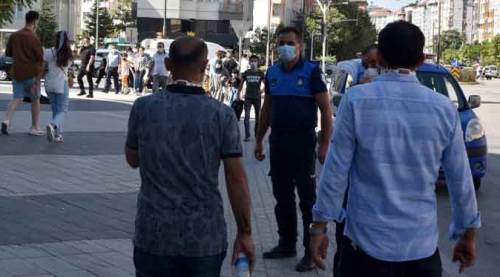 Eskişehir'de maskeyi yanlış takan vatandaşları...