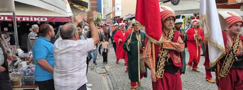 Eskişehir’de mehteran takımını gören vatandaşın sevinci yüzleri güldürdü