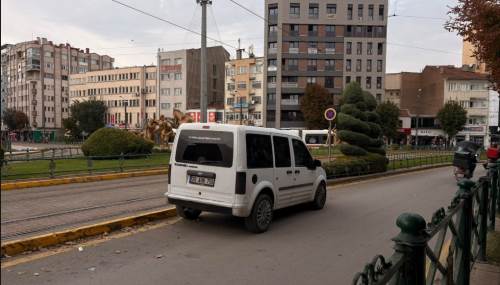 Eskişehir’de merkezi noktada uygunsuz park görüntülendi