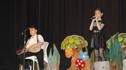 Eskişehir'de Meserret İnel İlkokulu öğrencileri 90’lar şarkılarını seslendirdi