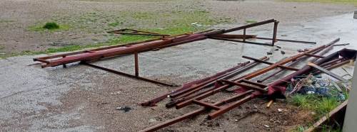 Eskişehir'de metal parçalar açık alanda tehlike saçıyor!