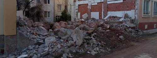 Eskişehir’de metruk bina yıkıldı, geriye moloz yığını kaldı