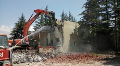 Eskişehir'de metruk binalarla mücadele sürüyor