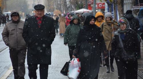 Eskişehir'de mevsimin ilk karı yağdı