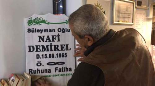 Eskişehir'de mezar taşını her gün kendisi siliyor...