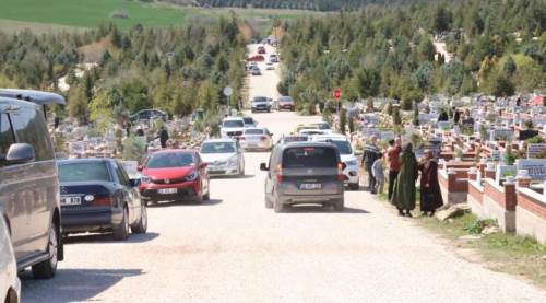 Eskişehir'de mezarlıklara bayram ziyareti
