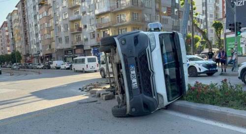 Eskişehir’de midibüs kazası: İşçi servisi yan yattı