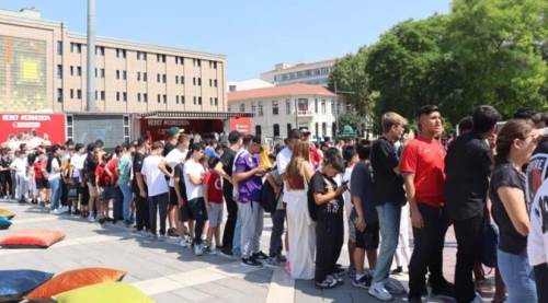 Eskişehir'de milli maç heyecanı! Yüzlerce genç...