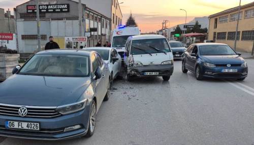 Eskişehir’de minibüs ile otomobil çarpıştı: 3 yaralı