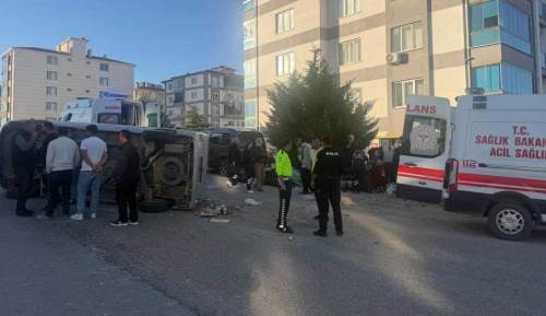 Eskişehir'de minibüs otomobille çarpıştı! 5 kişi yaralandı