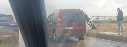 Eskişehir’de minibüs yoldan çıkarak boş araziye uçtu
