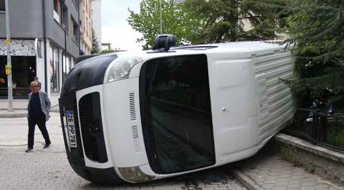 Eskişehir'de minibüsün çarptığı panelvan bahçeye devrildi