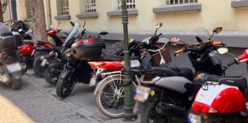 Eskişehir’de motor keşmekeşi: Kaldırımı gören var mı?