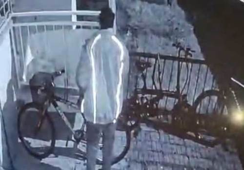 Eskişehir'de motosiklet ekipmanlarını çaldı, kamerayı fark etmedi