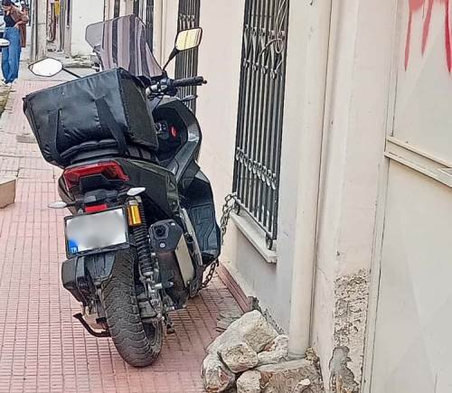 Eskişehir’de motosiklet pencereye zincirlendi