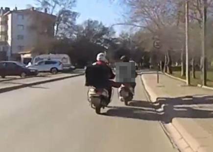 Eskişehir'de motosiklet sürücüsü iyilik yapayım derken kaza geçirdi