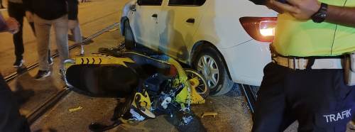 Eskişehir'de motosiklet ve otomobil çarpıştı: 2 genç yaralandı!