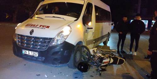 Eskişehir'de motosiklet ve servis çarpıştı: 2 yaralı