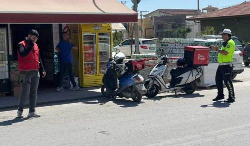 Eskişehir'de motosikletli kurye ile otomobil çarpıştı