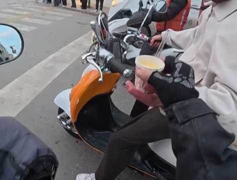 Eskişehir'de motosikletli kuryeden sürücülere boza sürprizi