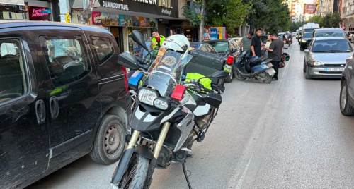Eskişehir'de motosikletli trafik polisine çarptı! 2 yaralı
