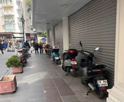 Eskişehir'de motosikletliler kaldırımları işgal ediyor!