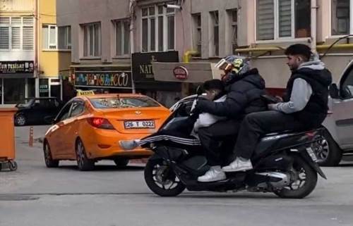 Eskişehir'de motosiklette 3 kişilik tehlikeli yolculuk