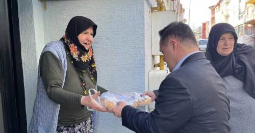 Eskişehir'de muhtar adayı kapı kapı o poşetleri dağıtıyor